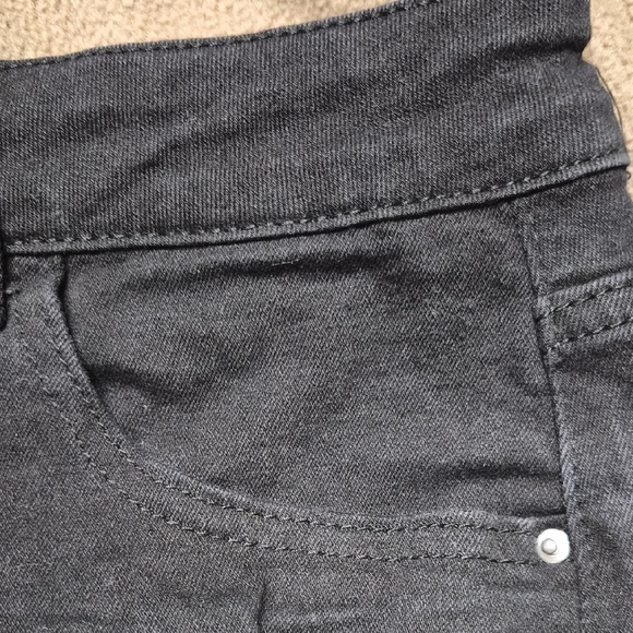 Black Distressed Stretch Frayed Jean Shorts Size 6 - Picture 9 of 12